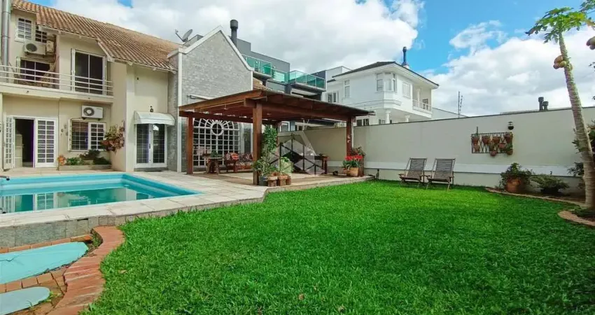 Casa com 303m2 de área construída, 3 dormitórios sendo 1 suíte, com 2 vagas de garagem, em porto alegre