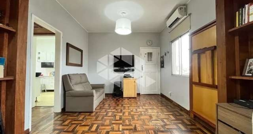 Apartamento 2 Dormitórios,  1 Vaga de garagem no bairro Navegantes, em Porto Alegre.