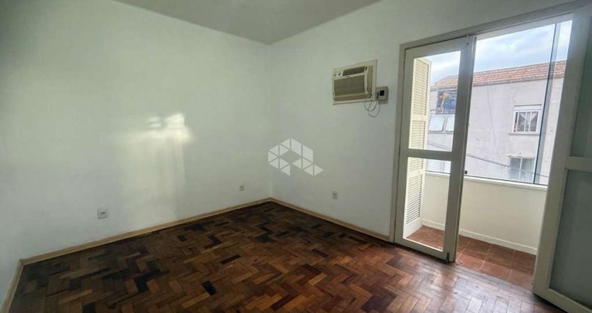 Apartamento de 2 dormitórios, no bairro São João, em Porto Alegre.