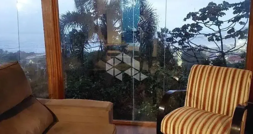Casa de três  dormitórios sendo duas suíte na armação do pântano do sul - florianópolis