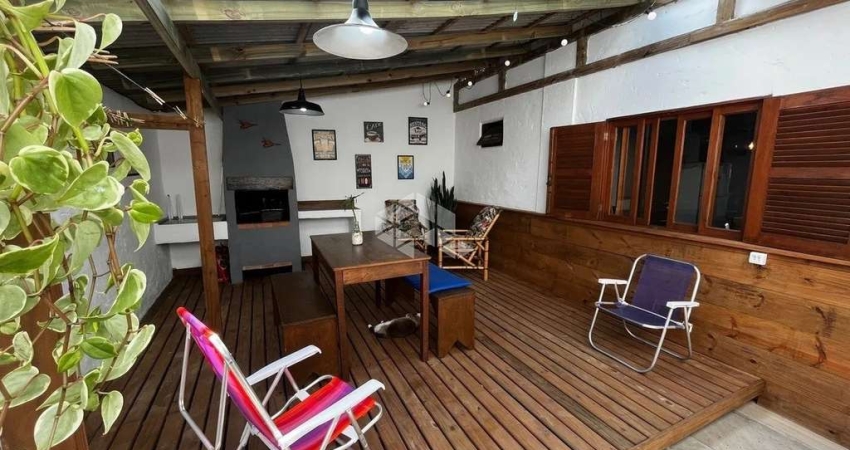 CASA COM 2 DORMITÓRIOS, SEMI MOBILIADA EM SÃO JOÃO DO RIO VERMELHO - FLORIANÓPOLIS SC