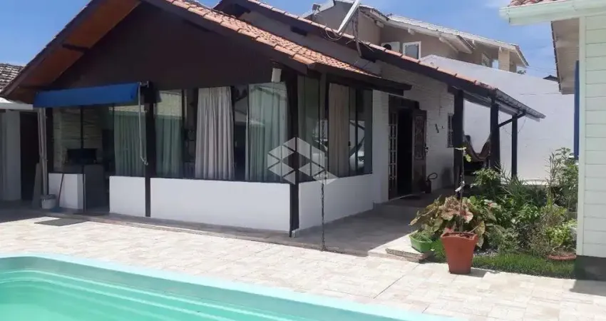 Casa à venda em ingleses do rio vermelho - florianópolis/sc | 2 quartos, suíte, piscina e segunda casa no terreno