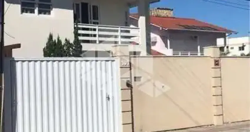 Casa à venda no centro - palhoça/sc | 3 quartos, suíte, piscina e espaço gourmet