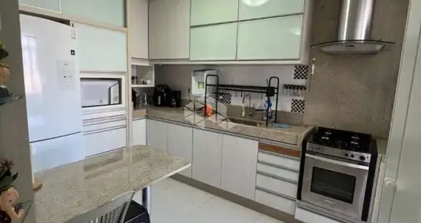 APARTAMENTO DE 3 DORMITÓRIOS NO ESTREITO COM VISTA PARCIAL DO MAR.
