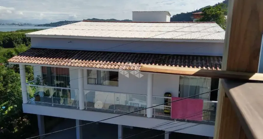 Prédio com 2 casas na costeira do pirajubaé florianópolis/sc