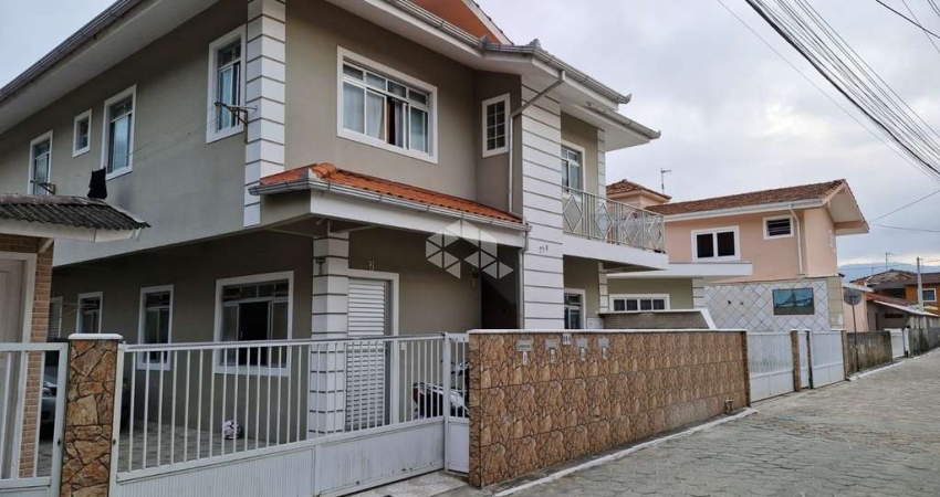 SEIS IMÓVEIS (CASAS E APARTAMENTOS) EM TERRENO DE 500M² PANTANO DO SUL FLORIANÓPOLIS - SC