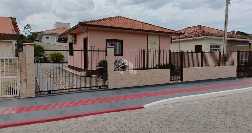 CASA COM 2 QUARTOS E PISCINA EM CACHOEIRA TIJUQUINHAS - BIGUAÇU/SC
