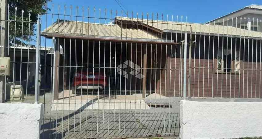 TERRENO COM 2 CASAS A 50 METROS DO MAR - PRAIA DE FORA