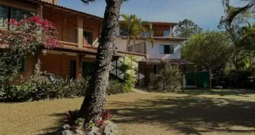 Propriedade à venda no campeche - 4 quartos - duas casas em amplo terreno de 1.000m2 - próxima à praia, escola, shopping e mercados