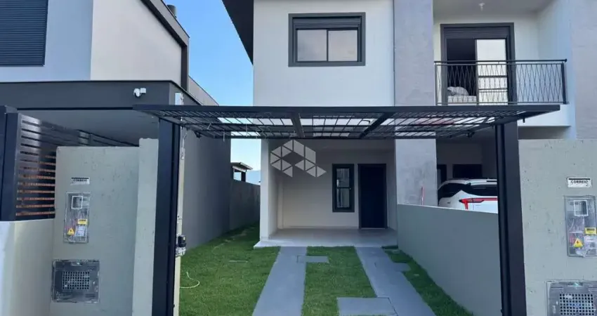 Casa geminada à venda no campeche em florianópolis com 3 dormitórios, churrasqueira e área externa gramada