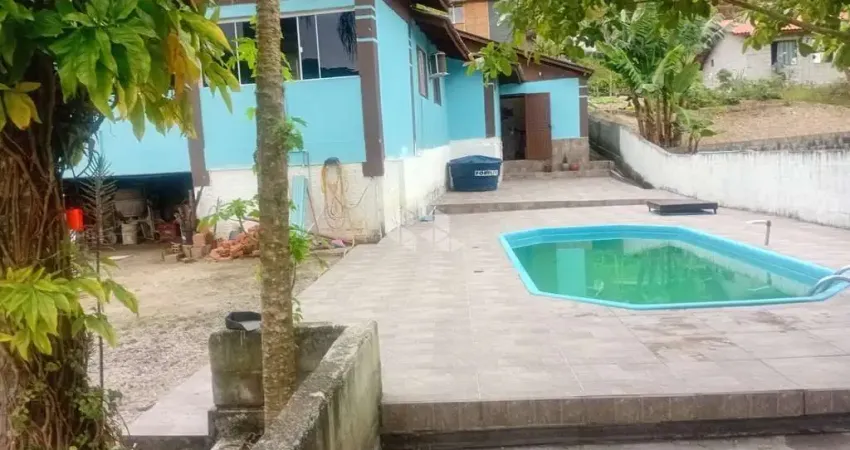 Casa à venda em biguaçu - ampla, com piscina, área de lazer e terreno de 1.100 m²