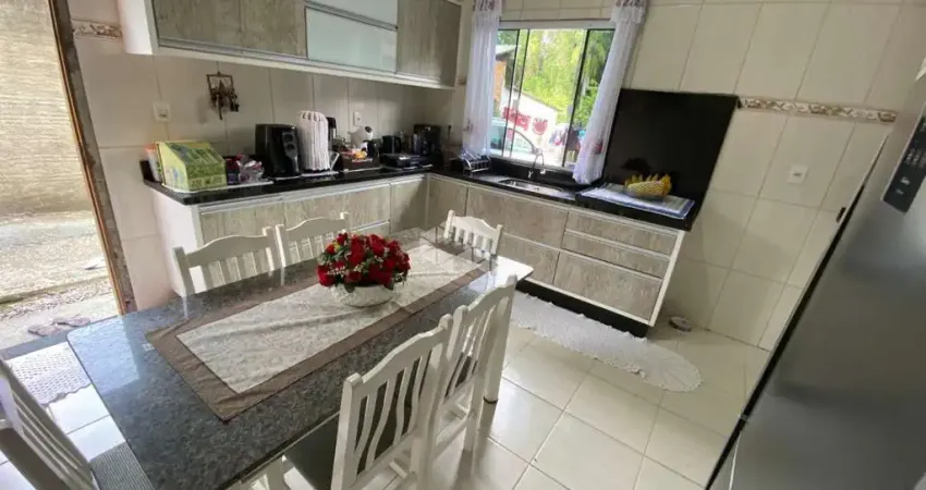 Casa de dois andares com 2 apartamentos superiores - não financia