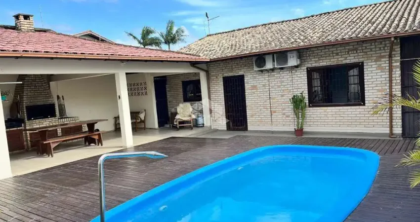 Casa à venda em palhoça com 2 quartos, suíte, piscina e excelente localização