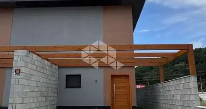 Casa de Alto Padrão à Venda em Florianópolis | 3 Suítes, Espaço Gourmet e Loteamento Planejado