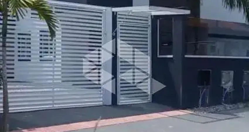 Casa à Venda em Canasvieiras com 2 Suítes, 3 Banheiros e Vaga Coberta