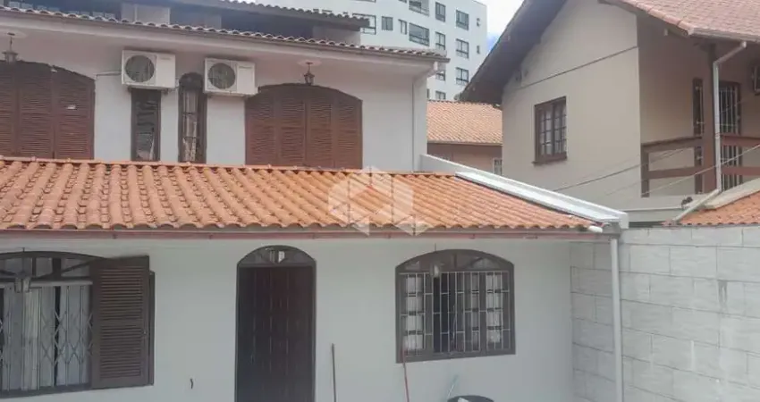 Casa à Venda no Saco dos Limões, Florianópolis | 7 Dormitórios, Próximo à UFSC e Centro