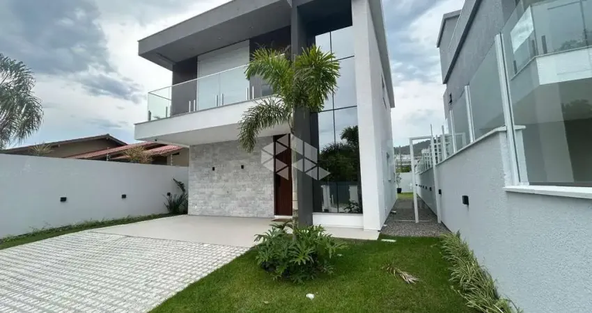 Casa com 03 suítes em cacupé / sc fino acabamento, piscina e próximo ao comércio local.