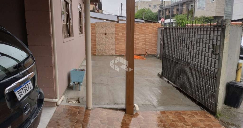 Casa com 3 quartos e + 3 quitinetes nos Ingleses do Rio Vermelho