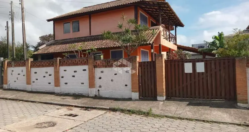 Casa com dois quartos, sendo uma suíte - São João do Rio Vermelho - Florianópolis/SC
