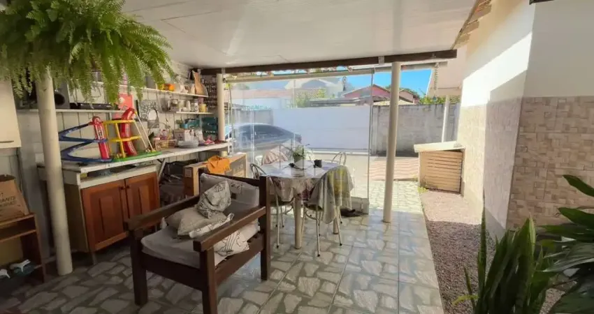 Casa com terreno amplo e ótima localização no são joão do rio vermelho/florianópolis