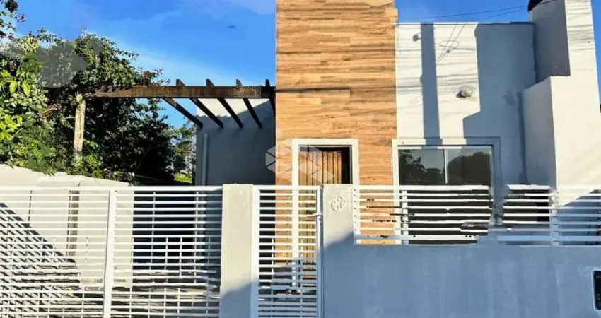 Casa 2 dormitórios com 1 suíte em terreno de 210m² no rio vermelho