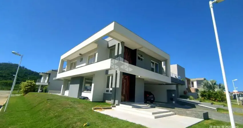 Casa 4 dormitórios sendo 4 suítes em condomínio fechado - ingleses