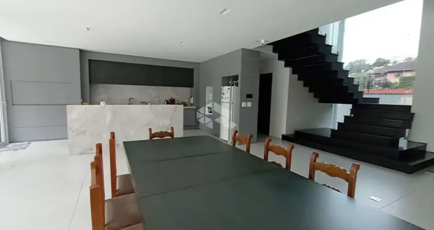 Casa com 4 suítes, 4 vagas garagem e piscina no Salgado Filho