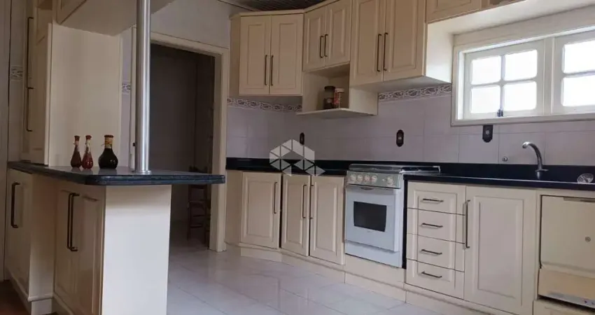 casa de 413m², 3 dormitórios, suite, salão de festas, churrasqueira, vaga para 4 carros,