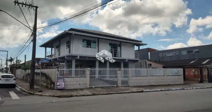 Casa 2 quartos, 2 banheiros, sala, 2 cozinhas, 2 vagas de garagem, no Bairro Cidade Nova em Itajaí/SC
