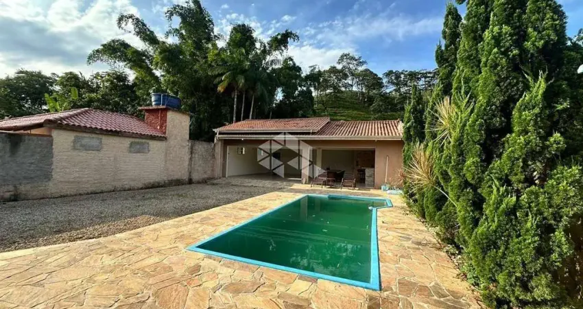 Casa com 2 dormitórios sendo 1 suíte em canelinha com amplo quintal com piscina