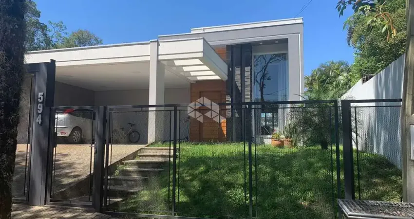 Residência semimobiliada, moderna e completa a poucos metros do Centro
