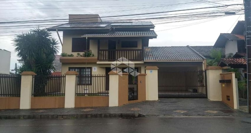 Casa 1 suíte + 2 quartos/dormitórios no bairro Água Verde em Jaraguá do Sul
