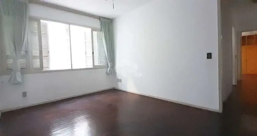 Desocupado Apartamento com  02 dormitórios com dependência e elevador.