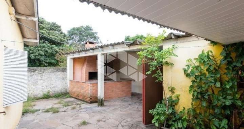 Baixou 38 mil!!! Casa 03 dormitórios e amplo pátio com churrasqueira
