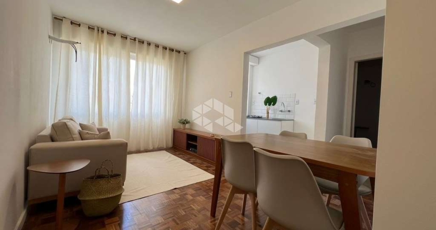 Baixou o preço.Apartamento TOTALMENTE REFORMADO ,em andar alto e com garagem no bairro Petrópolis