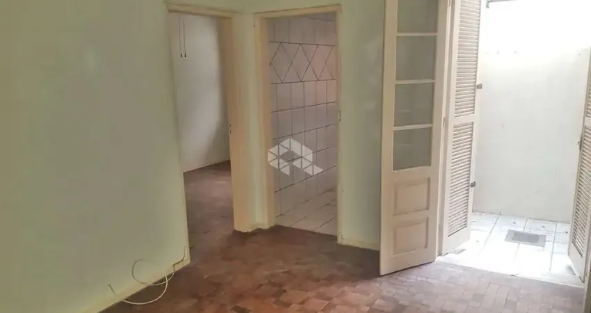 Apartamento de 1 dormitório térreo com vaga na Av. João Pessoa em frente a Redenção