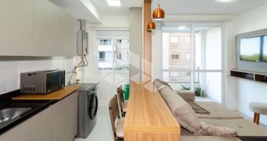 Apartamento com sacada, churrasqueira, muita infraestrutura e totalmente mobiliado, incluído moveis e eletroeletrônicos.