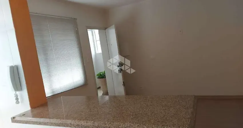 Apartamento de 01 dormitório bem iluminado e desocupado na Cidade Baixa