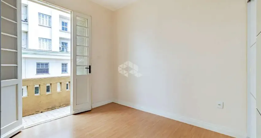 Apartamento de 03 dormitórios com sacada.