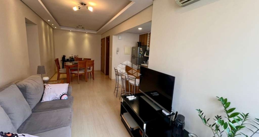 Apartamento com 2 dormitórios, 1 vaga/box no Bairro Cidade Baixa.