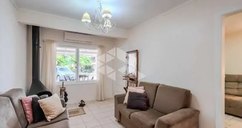 Casa em condomínio no bairro Ipanema, com 3 dormitórios, lareira