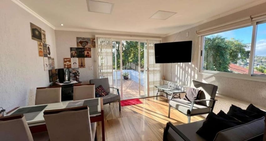 Diferenciada cobertura a venda em prédio tranquilo com apenas dois apartamentos por andar.