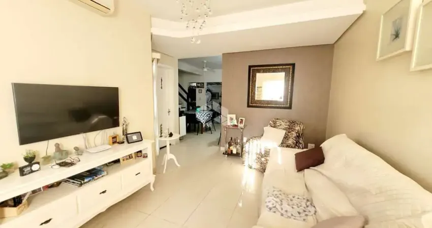 Casa em condomínio próximo ao Bourbon Shopping Teresópolis, possuindo: