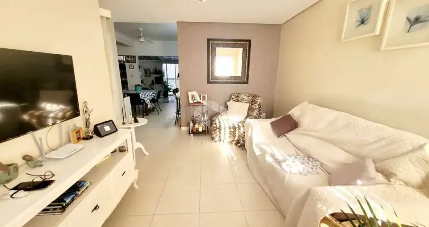 Casa em condomínio próximo ao Bourbon Shopping Teresópolis, possuindo: