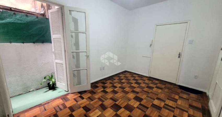Baixou o valor !! Apartamento de  um (01) dormitório (garden) com 02 pátios privativos.