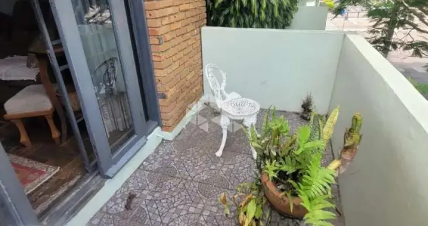 Apartamento de 02 dormitórios, sacada e garagem escritura.