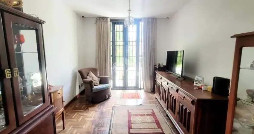 Apartamento de 02 dormitórios, sacada e garagem escritura.