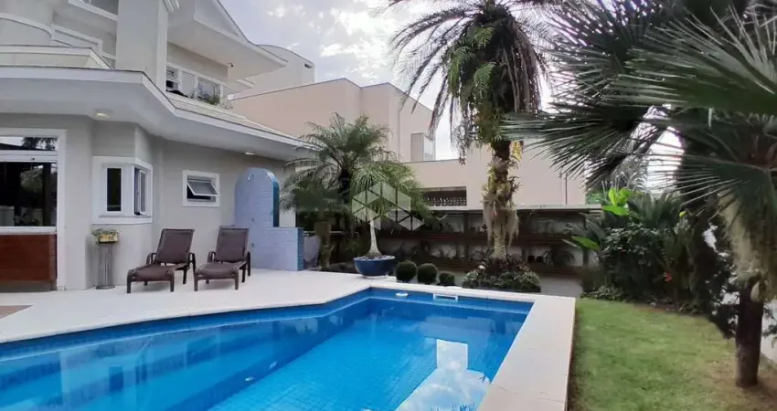 Casa semimobiliada com 5 suítes em Jurerê Internacional