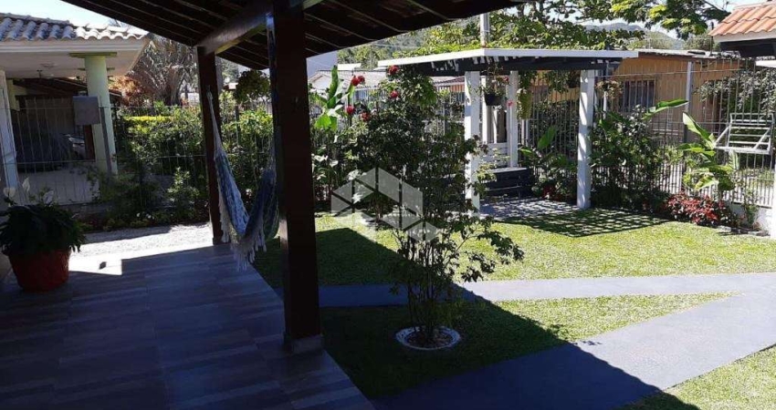 Venda de Pousada em Florianópolis: Propriedade com 8 Studios e Casa Principal a 300 Metros da Praia em Ponta das Canas - Oportunidade de Investimento!