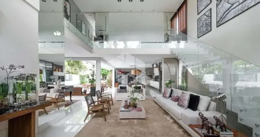 CASA À  VENDA EM JURERÊ,  CONDOMINIO FECHADO